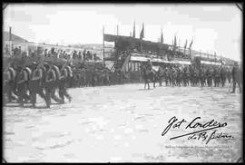 Parada Militar en el alto. regimiento  de infantería, pasando por el palco