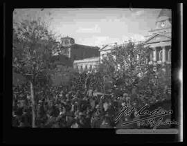 Multitud de personas concentradas en la Plaza Murillo, observando el cadáver de Eguino