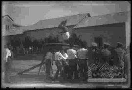 Cadetes del Colegio Militar, practicando saltos mortales, en el patio del Colegio Militar