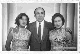 Gilberto Rojas acompañado de una de las cantantes de los genios.