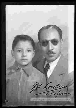 Julio Cordero Ordoñez junto a un niño