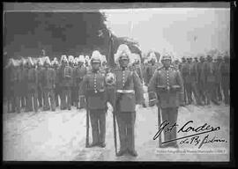 Militar abanderado del Colegio Militar, con sus dos escoltas, delante de un grupo de Militares, en una ceremonia