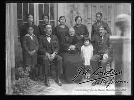 Familia en el pasillo de una casa particular