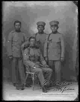 Foto de estudio de tres sargentos y un soldado