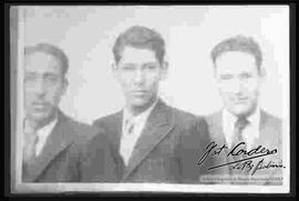 Miguel Alandia Pantoja (Pintor muralista y dibujante), junto a Julio Cordero Ordoñez y Fausto Aois.