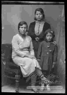 Foto de estudio de una familia. madre con sus dos hijas