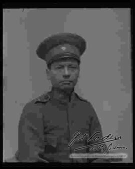 Foto de estudio de medio cuerpo, de un soldado, para realizar tramites