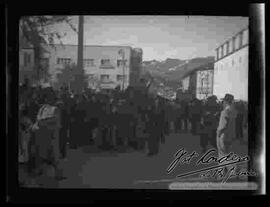 Multitud de personas, esperando a fuera de la cárcel de San Pedro la salida de los detenidos. 27 de septiembre de 1946