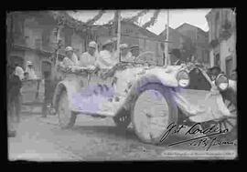 Damas y caballeros de la alta sociedad en un carro alegórico, en la entrada de carnavales, calle Illampu, esq. Tumusla