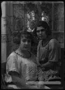Dos damas en el interior de una casa particular
