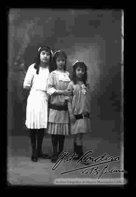 Foto de estudio de tres niñas (hermanitas)