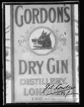 Reproducción de una propaganda publicitaria de una bebida de Gordon`s Dry Gin, Distillery London, England.