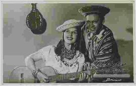 Cantantes de música folklórica Boliviana: Tito Yupanqui y su acompañante en el interior del estudio de la radio el mundo de Buenos Aires.