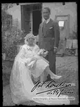 Novios en el patio de una casa particular