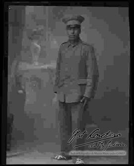 Foto de estudio de un soldado, participe de la Guerra del Chaco