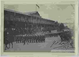 Regimiento 2º de infantería, haciendo su ingreso por el palco armado delante del Colegio Militar