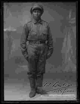 Foto de estudio de un soldado de la Guerra del Chaco