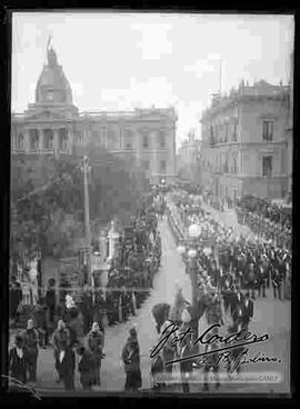 Presidente de la  República, Bautista Saavedra dirigiéndose a un TDUM  por la Plaza Murillo a la Iglesia Santo  Domingo, antigua catedral