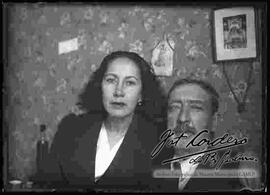 Toma de medio cuerpo de una pareja de esposos, en una casa particular