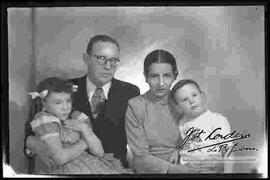 Yolanda Bedregal con su esposo e hijos.