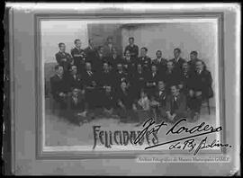 Reproducción de la fotografía de un grupo de empleados con una inscripción de "felicidades"