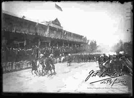 Parada Militar. Regimiento de Caballería del Colegio Militar, pasando por el palco, en la transmisión de mando de Ismael Montes a José Gutiérrez Guerra