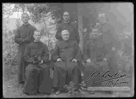 Grupo de seis sacerdotes, en un jardín