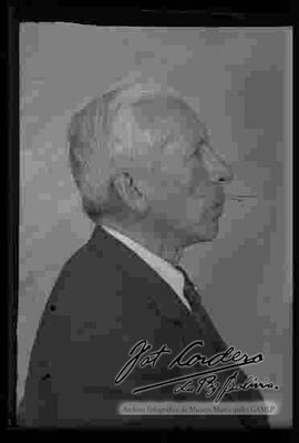 Julio Cordero Castillo retratado en su estudio de  medio cuerpo