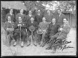 Grupo de abogados en el patio de una casa