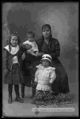 foto de estudio de una familia. madre e hijos