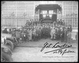 Grupo de varones junto a una delegación recién llegada en la estación de Guaqui (hoy Estación Central)