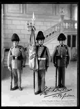 Tres cadetes en el interior de la sala de recepción del Colegio Militar