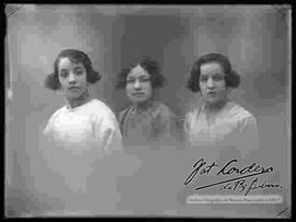 Foto de estudio de medio cuerpo de tres hermanas con diferentes peinados.