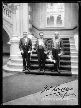 Presidente Hernando Siles , junto a un Embajador y Agregado Militar, en las graderías del Palacio de Gobierno