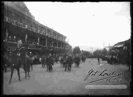 Regimiento de artillería, pasando por el Palco Oficial en la  Avenida Villazón, transmisión de mando de Ismael Montes a Gutierrez Guerra