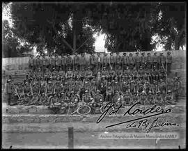 Grupo de jóvenes estudiantes exploradores de la brigada Maximiliano del colegio nacional Ayacucho, en la plaza Bolivia de la zona Sopocachi