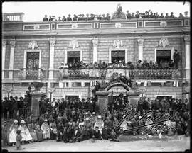 Grupo de personas, reunidas en una casa de la zona Villa Concepción, celebrando carnavales.