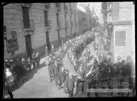 Desfile del 6 de agosto, pasando por la calle Mercado,esquina Yanacocha.