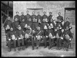 Cadetes del Colegio Militar, junto a su comandante en el mismo Colegio