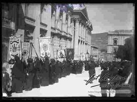 Procesión  en semana santa, pasando delante del palacio legislativo, plaza Murillo.