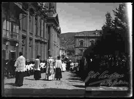 Procesión de semana santa, pasando delante del palacio legislativo, plaza Murillo.