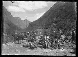 Grupo de viajeros , junto a campesinos, por el camino de entrada a los Yungas