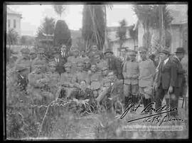 Militares y civiles reunidos en el jardín de una casa por carnavales, se puede apreciar la presencia del General Bernardino Bilbao Rioja y Germán Busch.