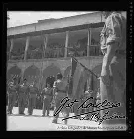 Julio  Gonzalo Cordero Benavides, junto a Boys Scout, en un acto en el colegio Ayacucho