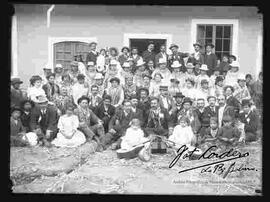 Familia  y amigos celebrando carnavales en el patio de una casa, con instrumentos de concertina