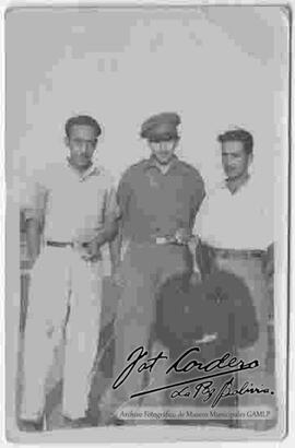 Reproducción de una foto de Julio Cordero Ordoñez y dos de sus compañeros en un barco