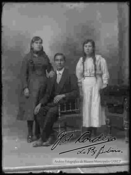 Foto de estudio de tres hermanos. Dos mujeres y un varón