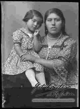 Foto de estudio de medio cuerpo de una chola junto a su hija