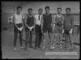 Grupo de boxeadores en el interior del gimnasio del club  Pabón