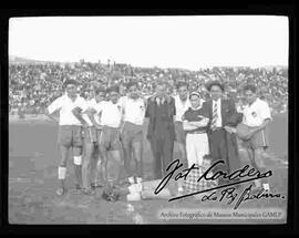 Equipo de futbol "Norten Futbol Club", en el estadium Hernando Siles, junto a su presidente Pedro Konis Fest